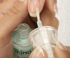 application d'un sérum hydratant pour les ongles